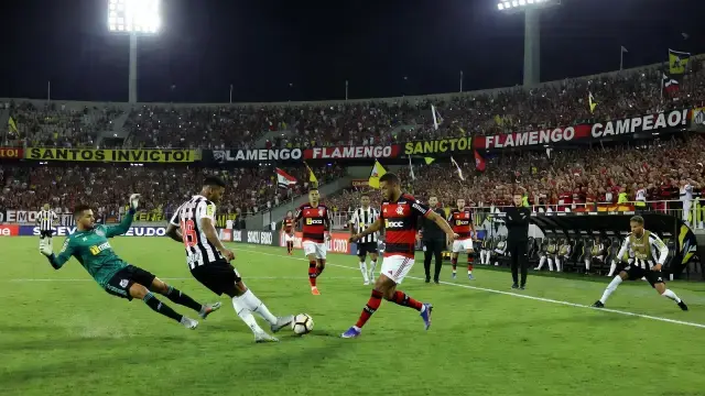 Santos recebe Flamengo na Vila Belmiro em duelo de embalos opostos